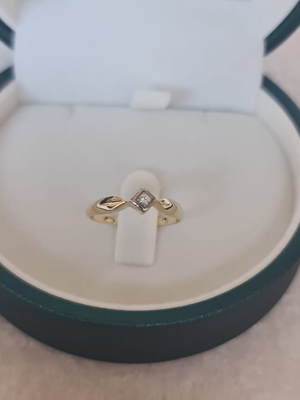 14k gold ring with natural diamond