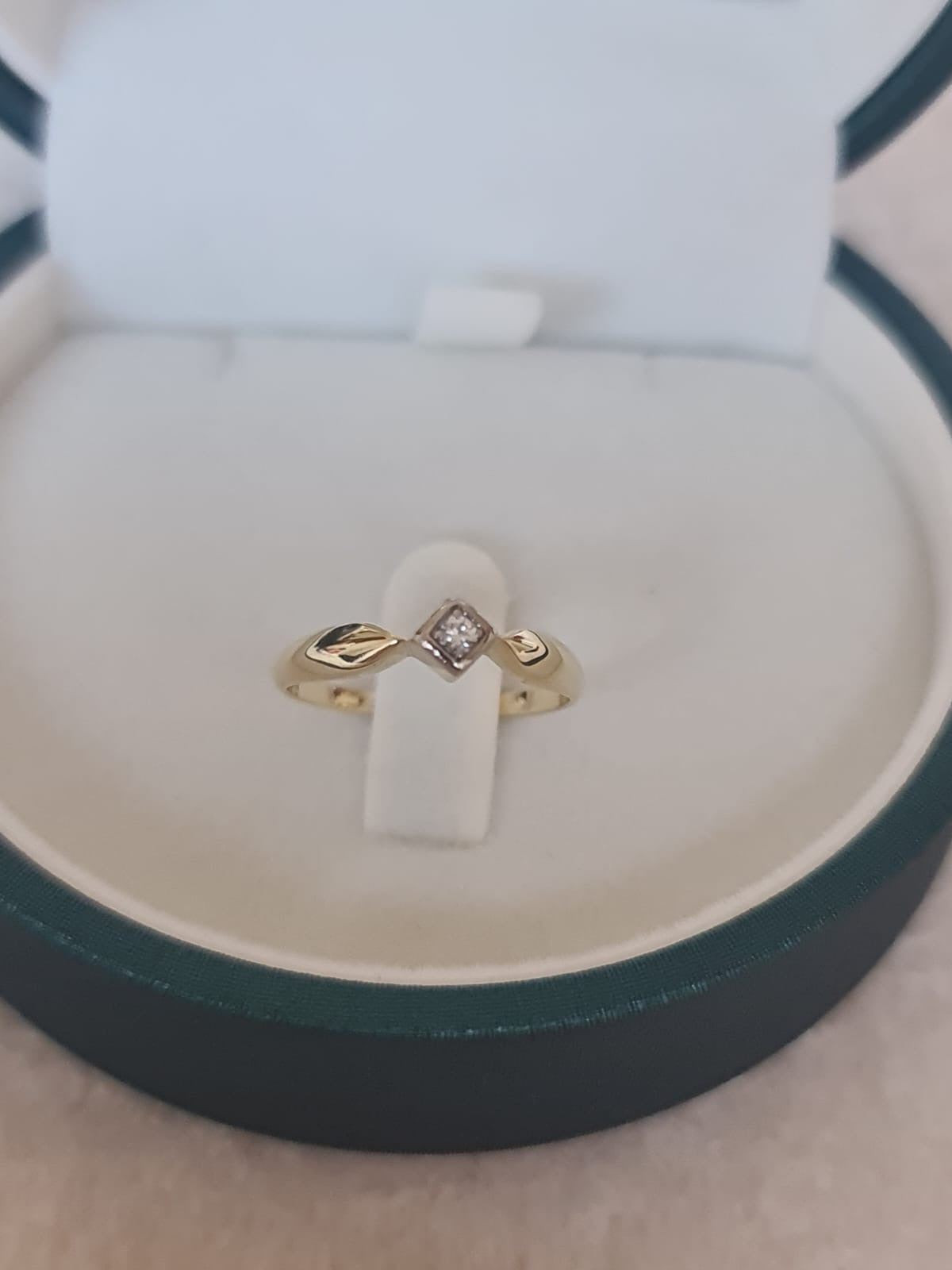 14k gold ring with natural diamond