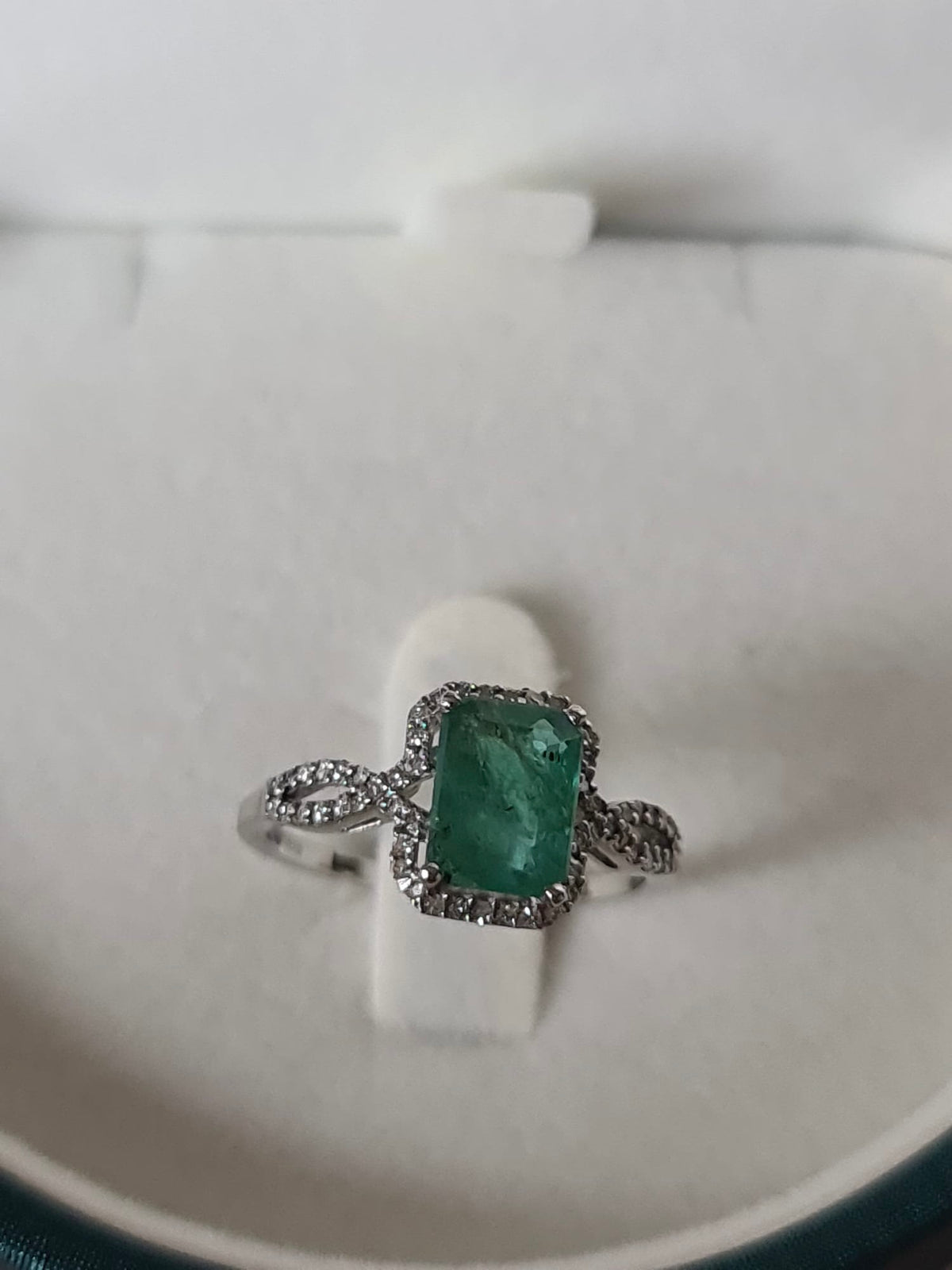 1.75 carat Natural Emerald 950 Platinum Ring with diamond-certified