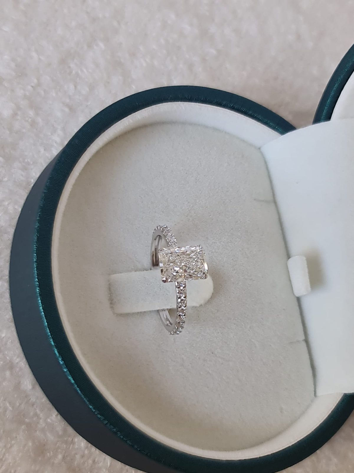 Special gold ring with large diamond-certified