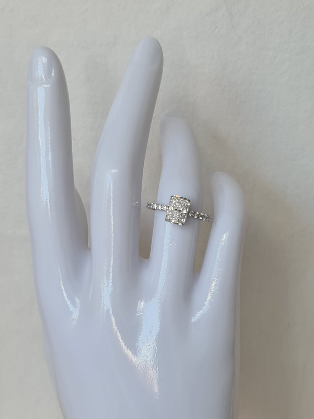Special gold ring with large diamond-certified