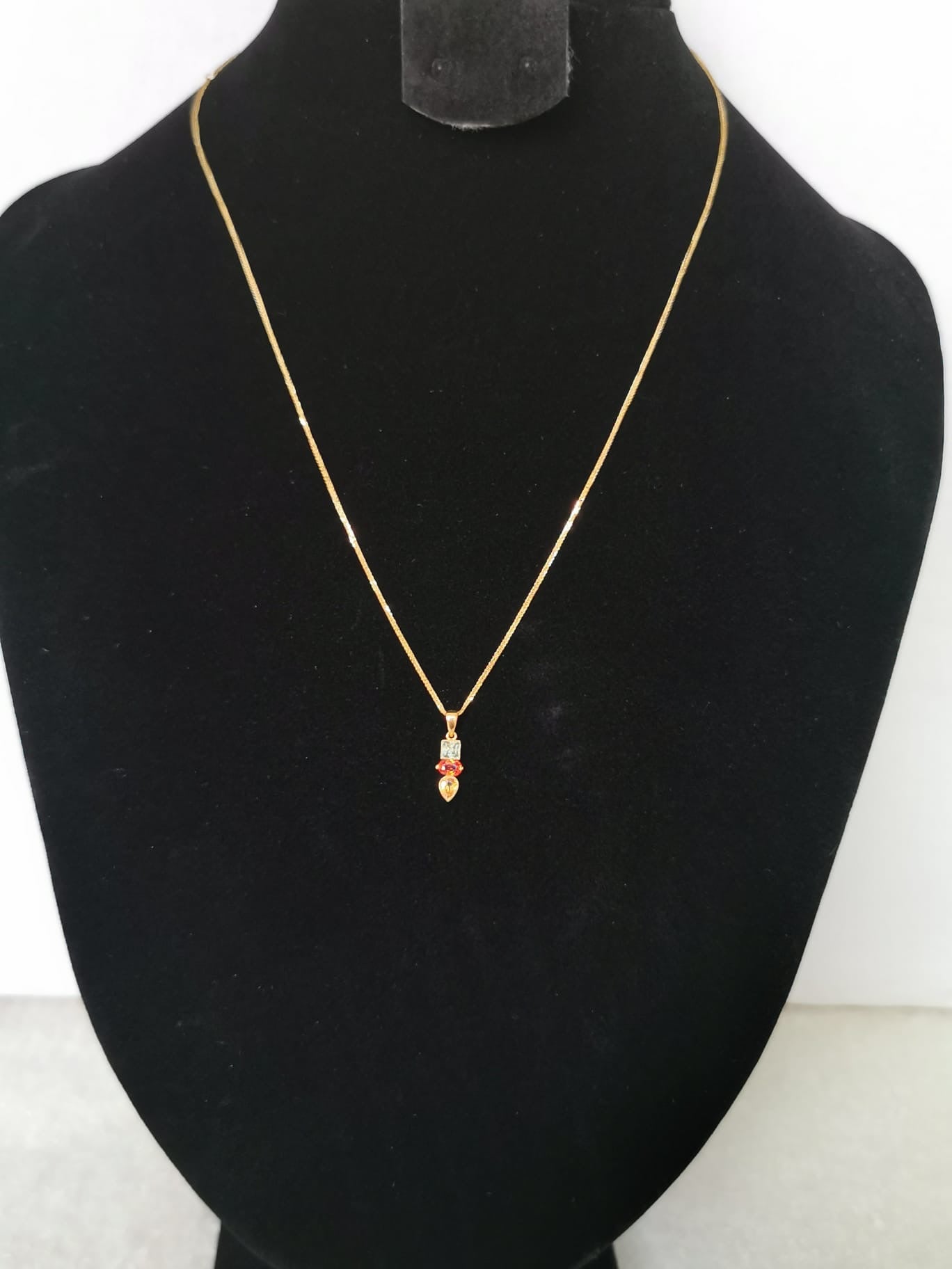 18k gold necklace with sapphire pendant, certificated
