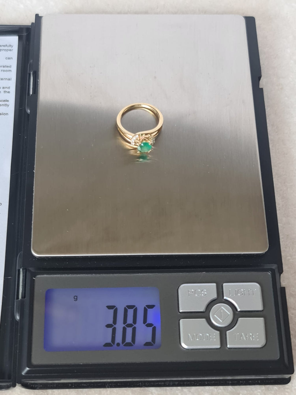 18k gold ring with natural emerald