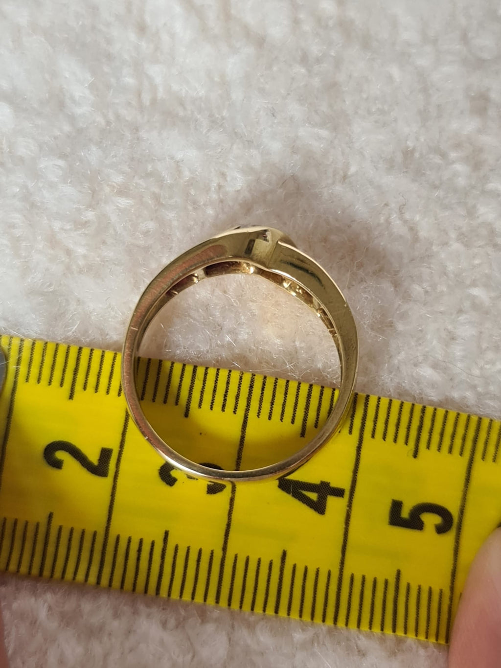 18k gold ring with diamond