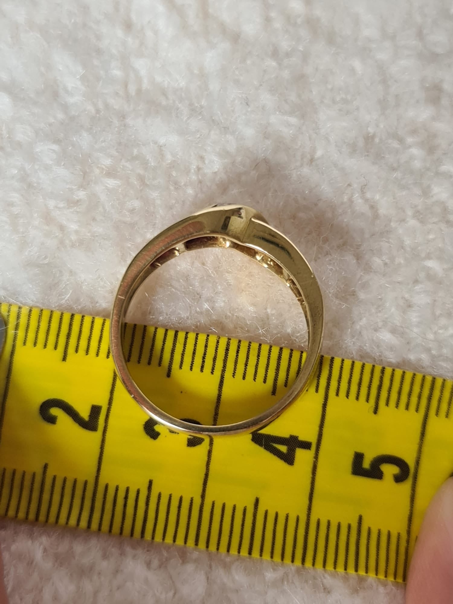18k gold ring with diamond