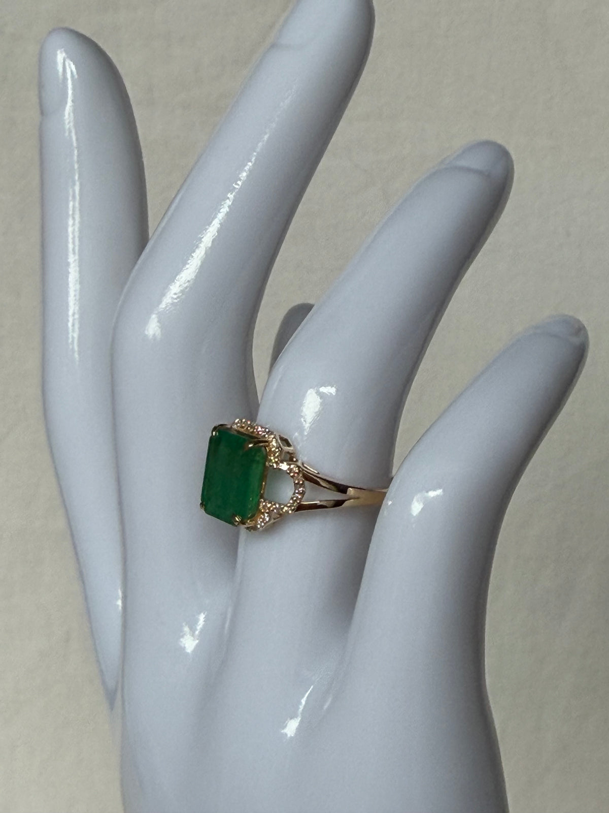 Gold ring with 2.94ct natural emerald and diamond-certified