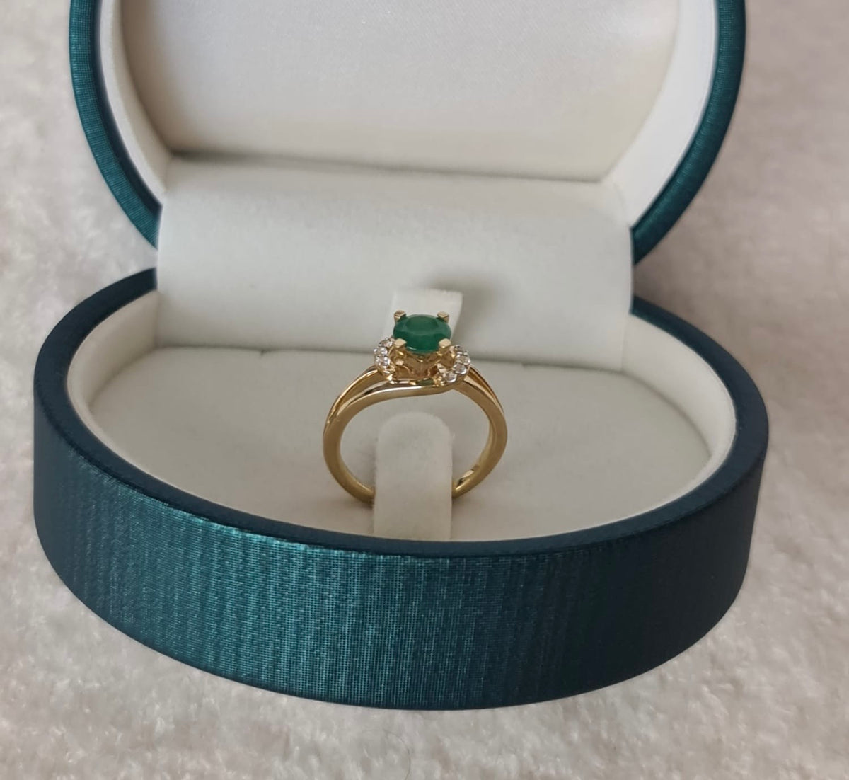 18k gold ring with natural emerald