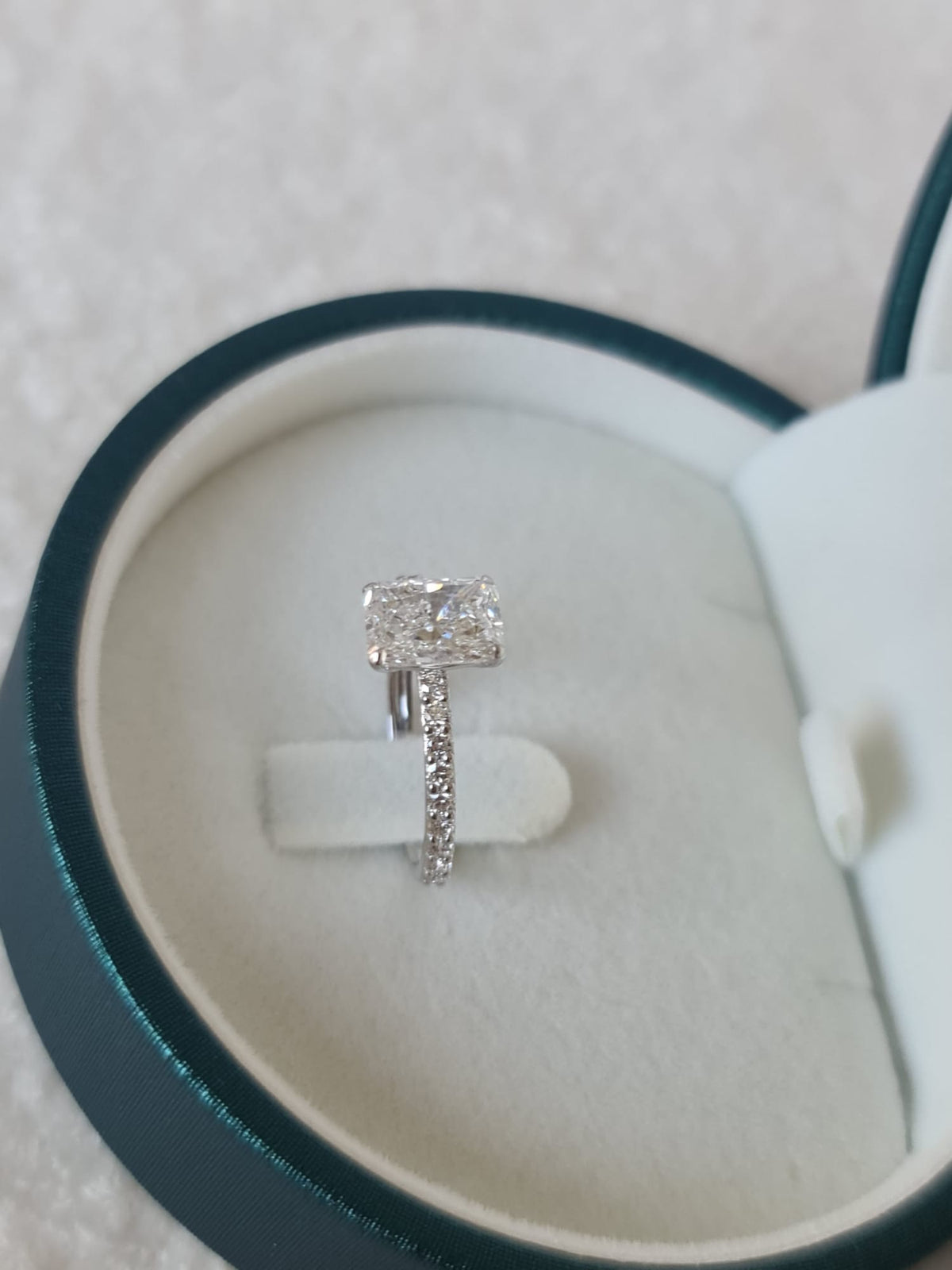 Special gold ring with large diamond-certified