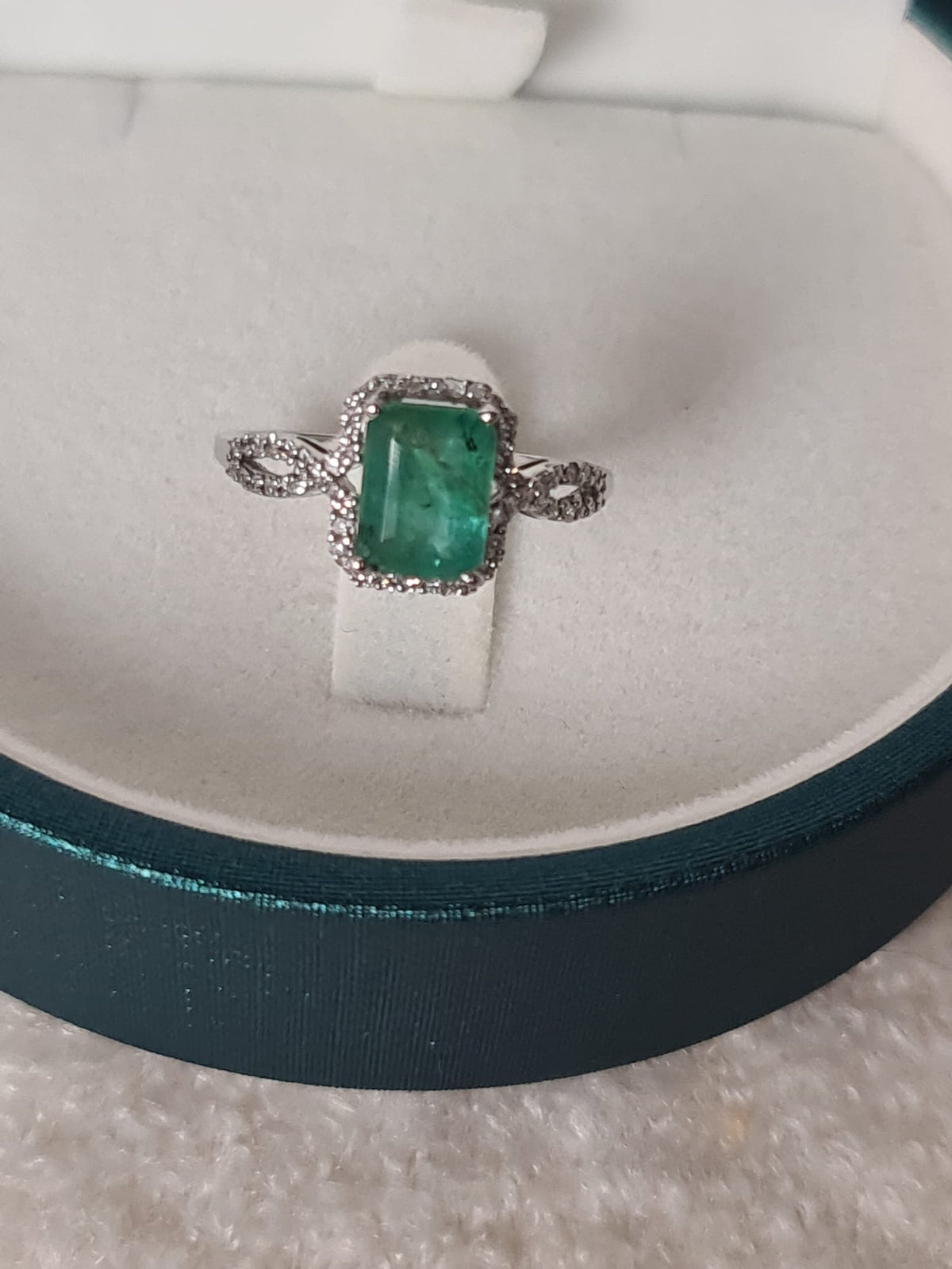 1.75 carat Natural Emerald 950 Platinum Ring with diamond-certified