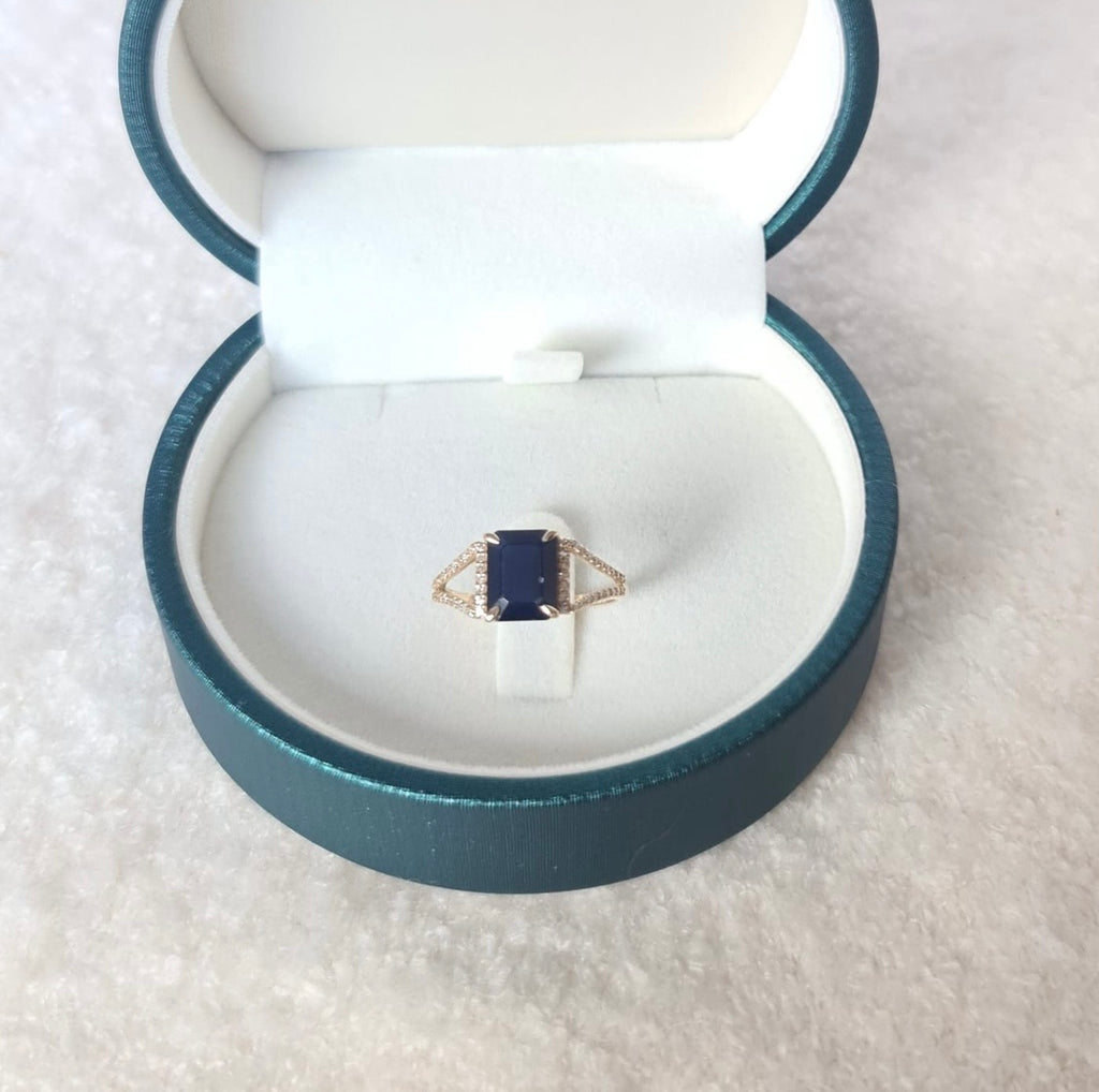 Gold ring with large natural sapphire and diamond-certified