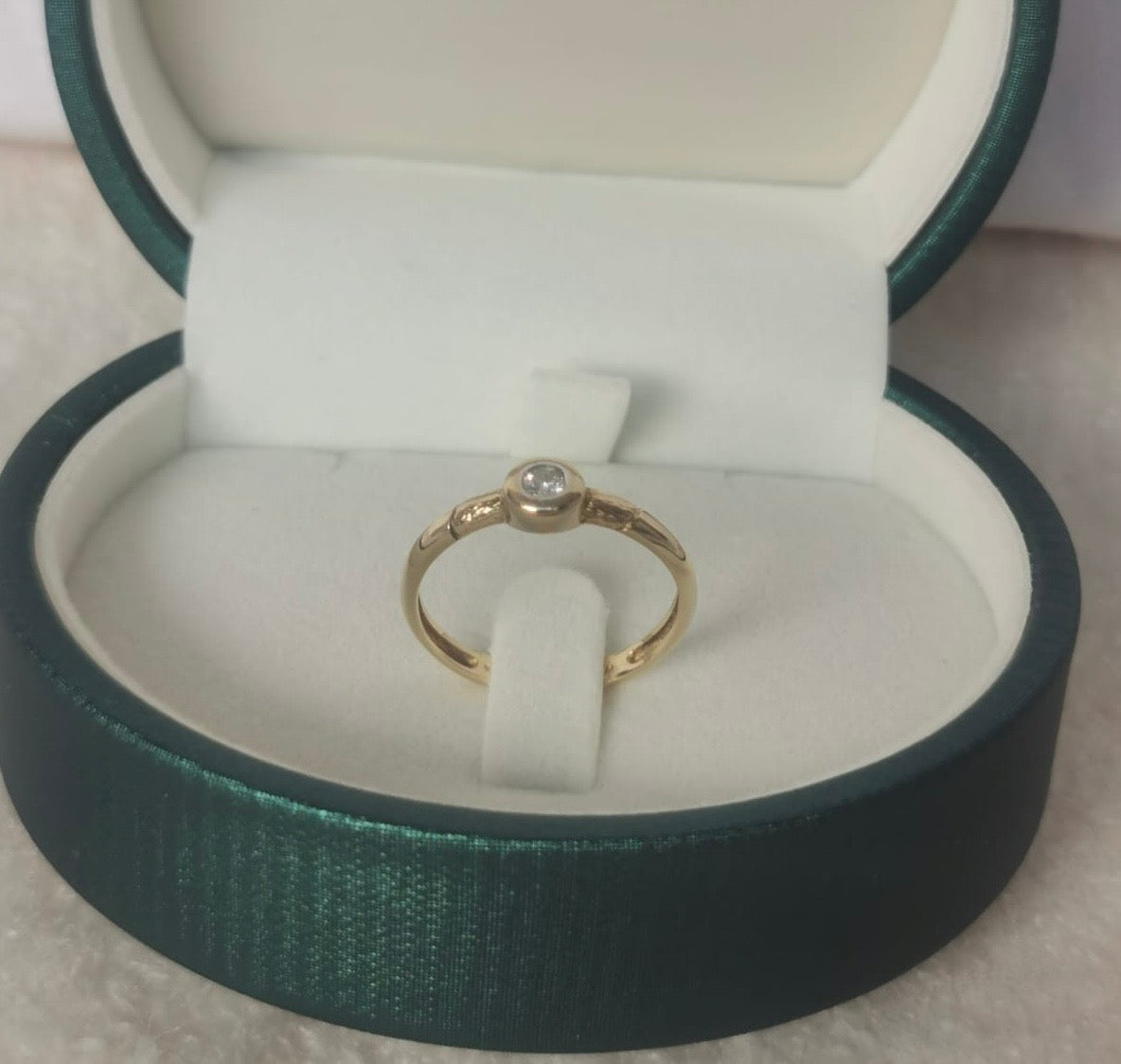 14k gold ring with natural diamond