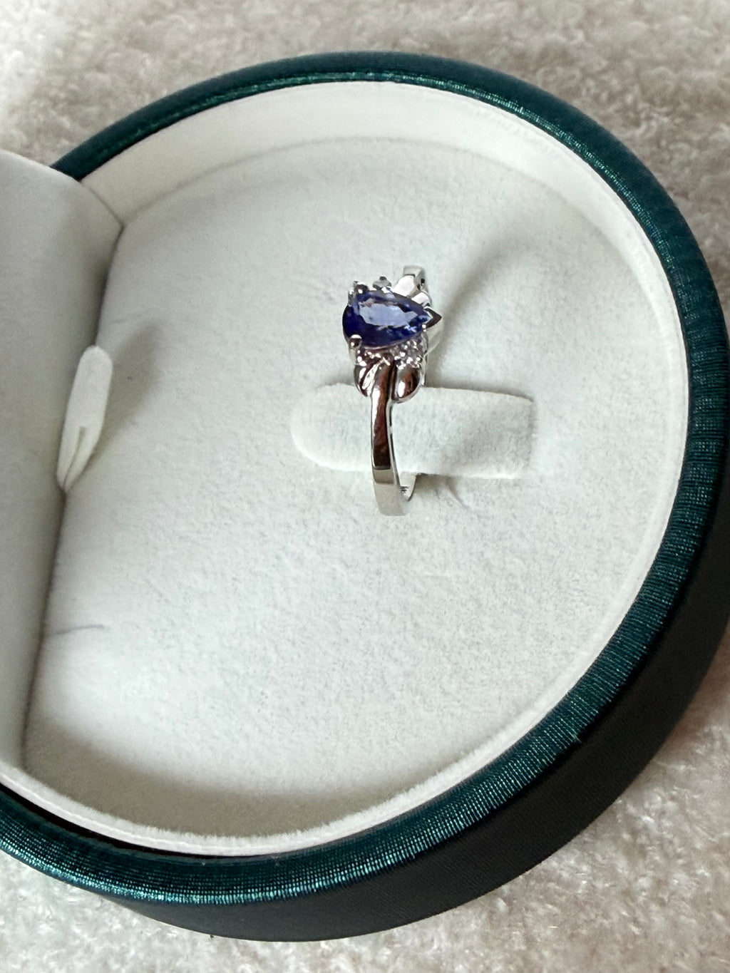 Gold ring with diamonds and tanzanite-certified