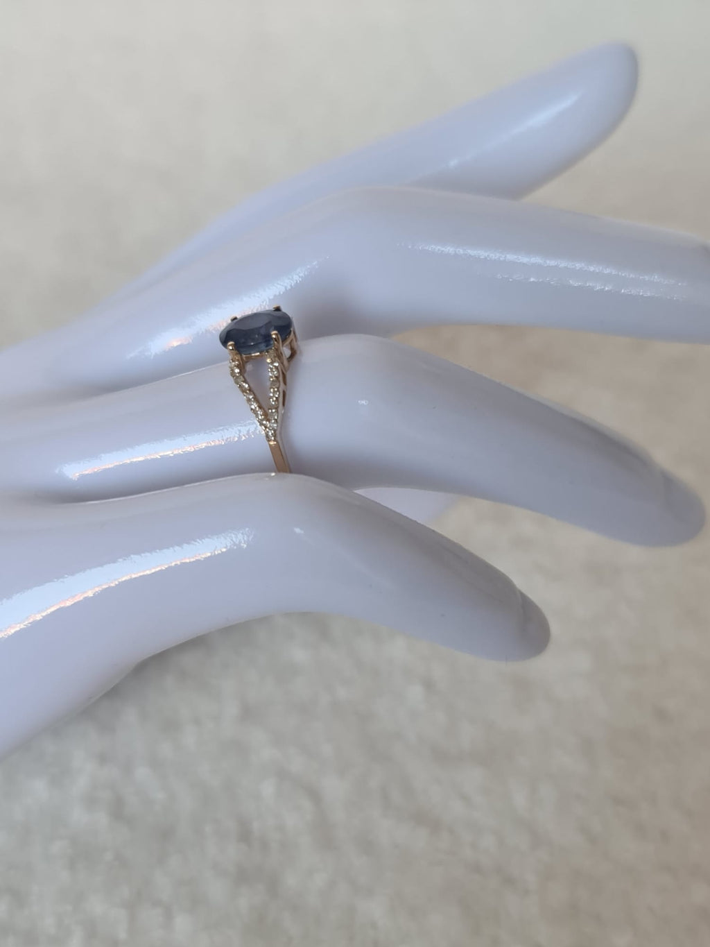 1.71 Ct Oval Natural
Sapphire 14K Gold Ring-certified