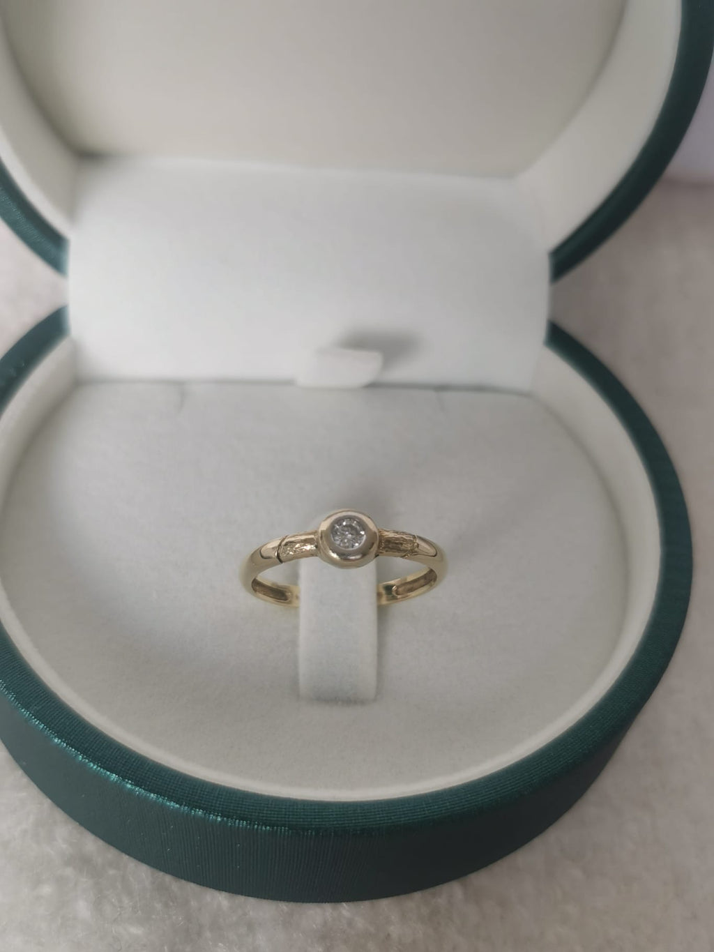 14k gold ring with natural diamond