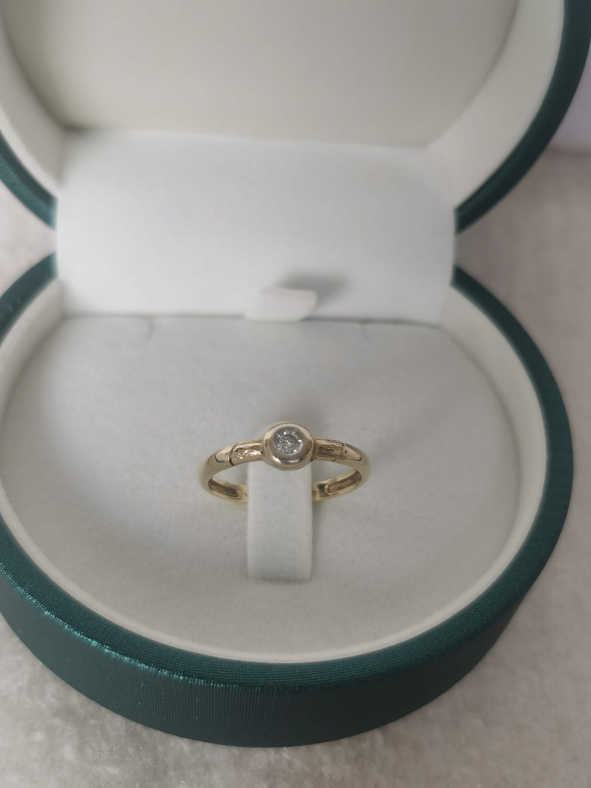 14k gold ring with natural diamond