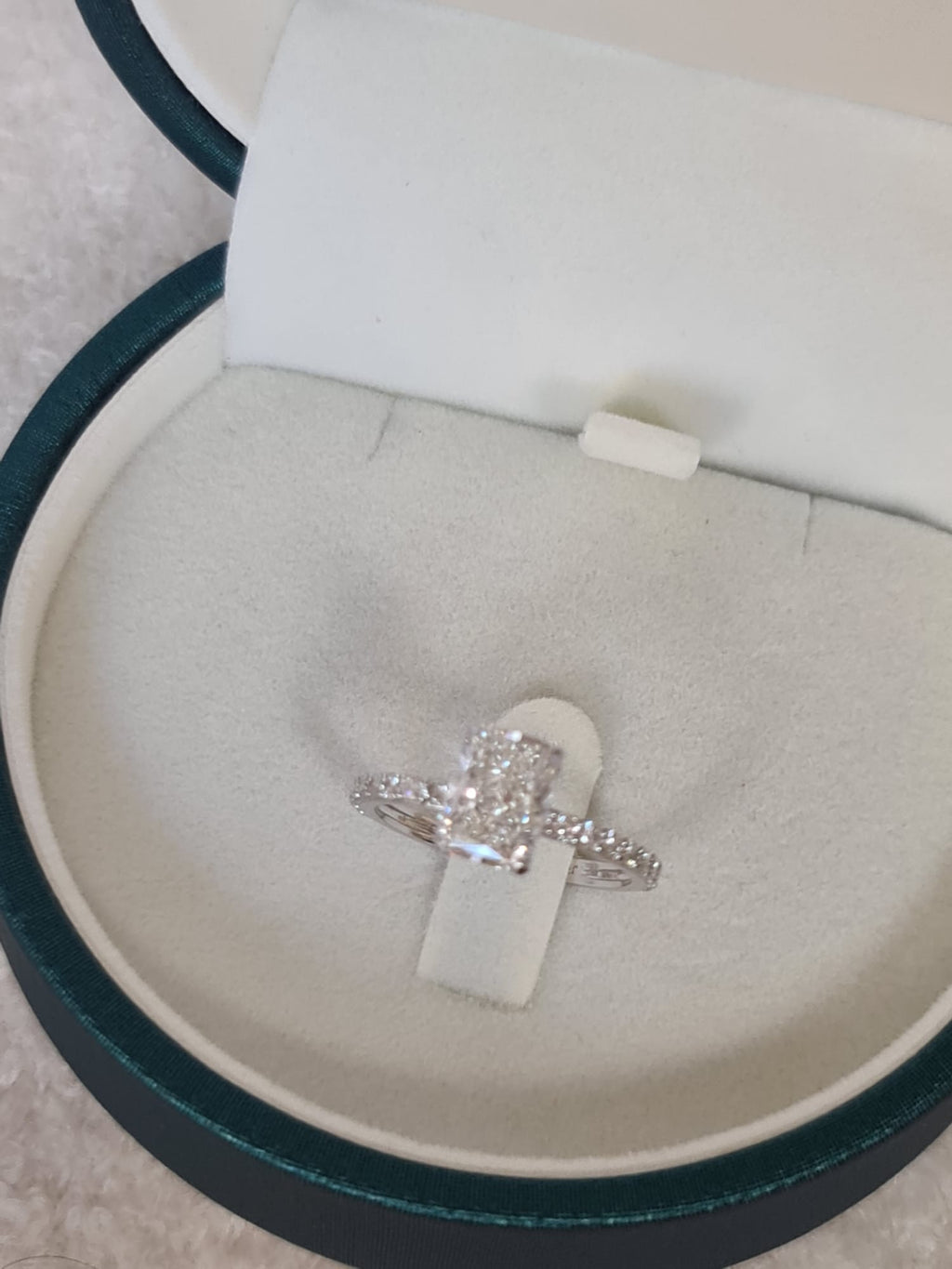 Special gold ring with large diamond-certified