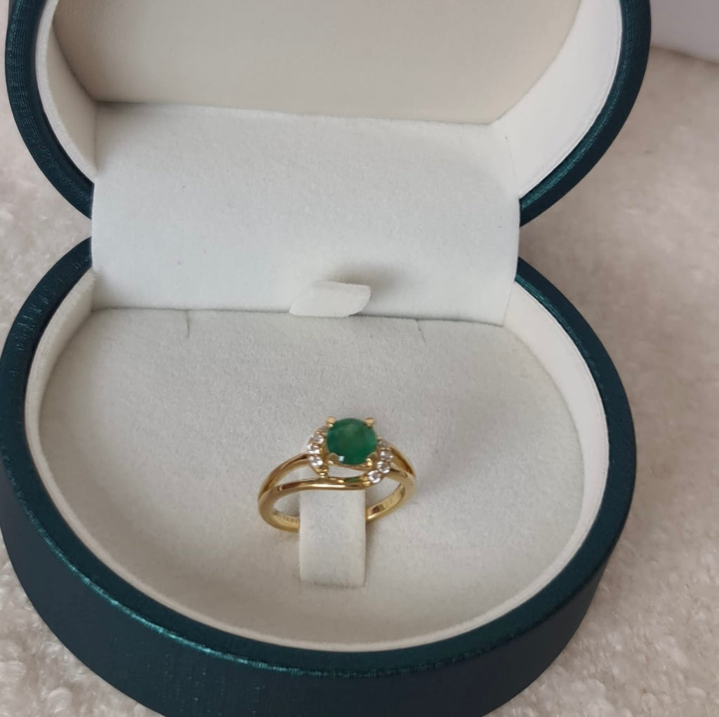 18k gold ring with natural emerald