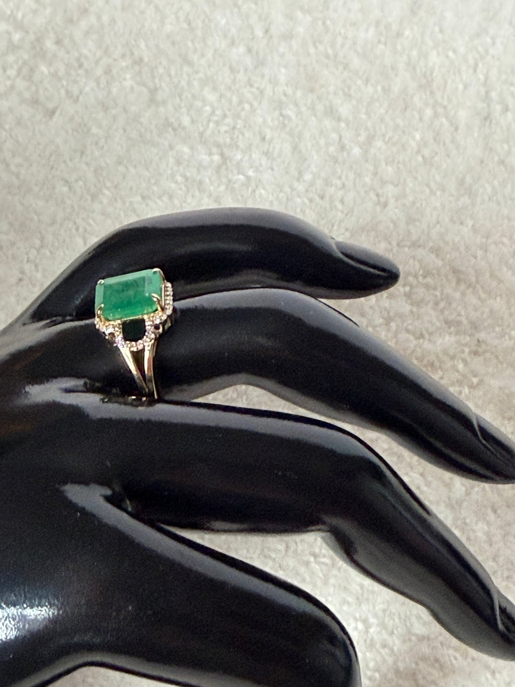 Gold ring with 2.94ct natural emerald and diamond-certified