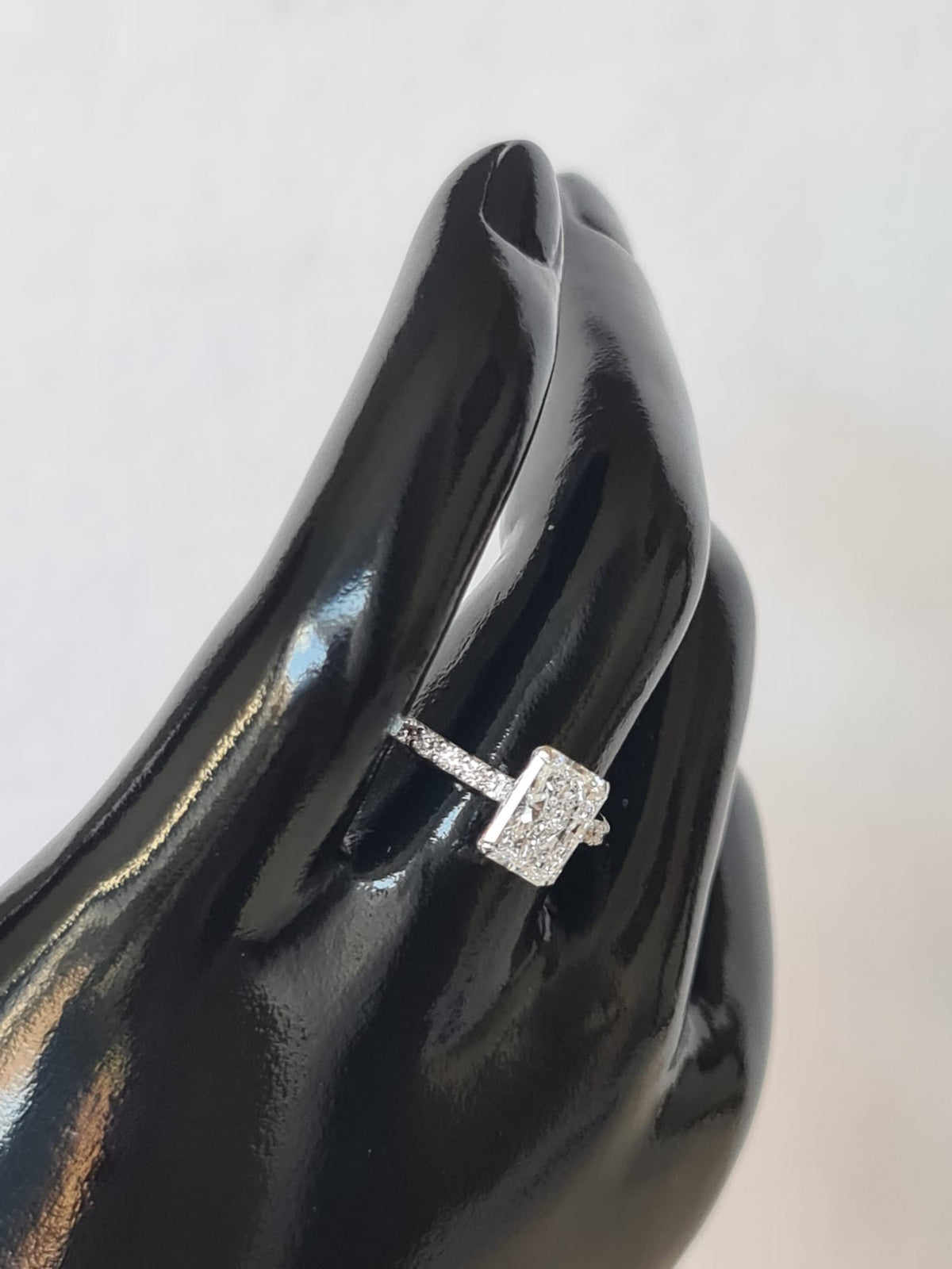 Special gold ring with large diamond-certified