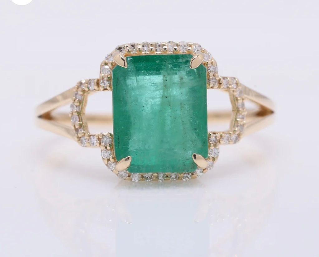 Gold ring with 2.94ct natural emerald and diamond-certified