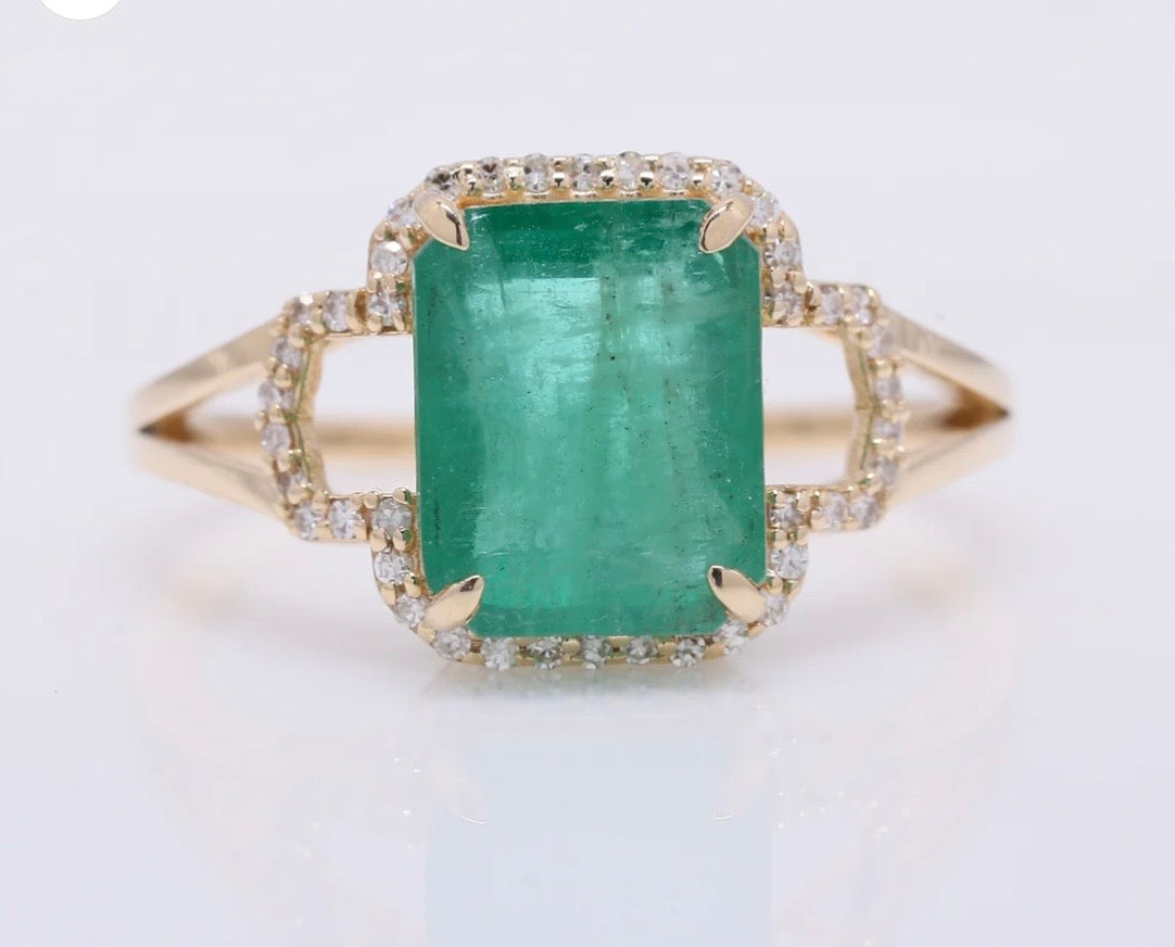 Gold ring with 2.94ct natural emerald and diamond-certified